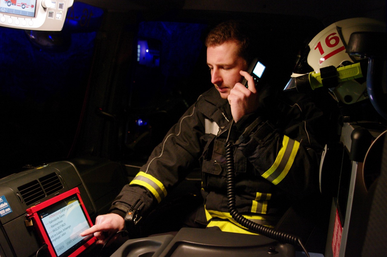Ein Fercher Feuerwehrwann bedient das Sandra System Tablet vom Fahrzeug.